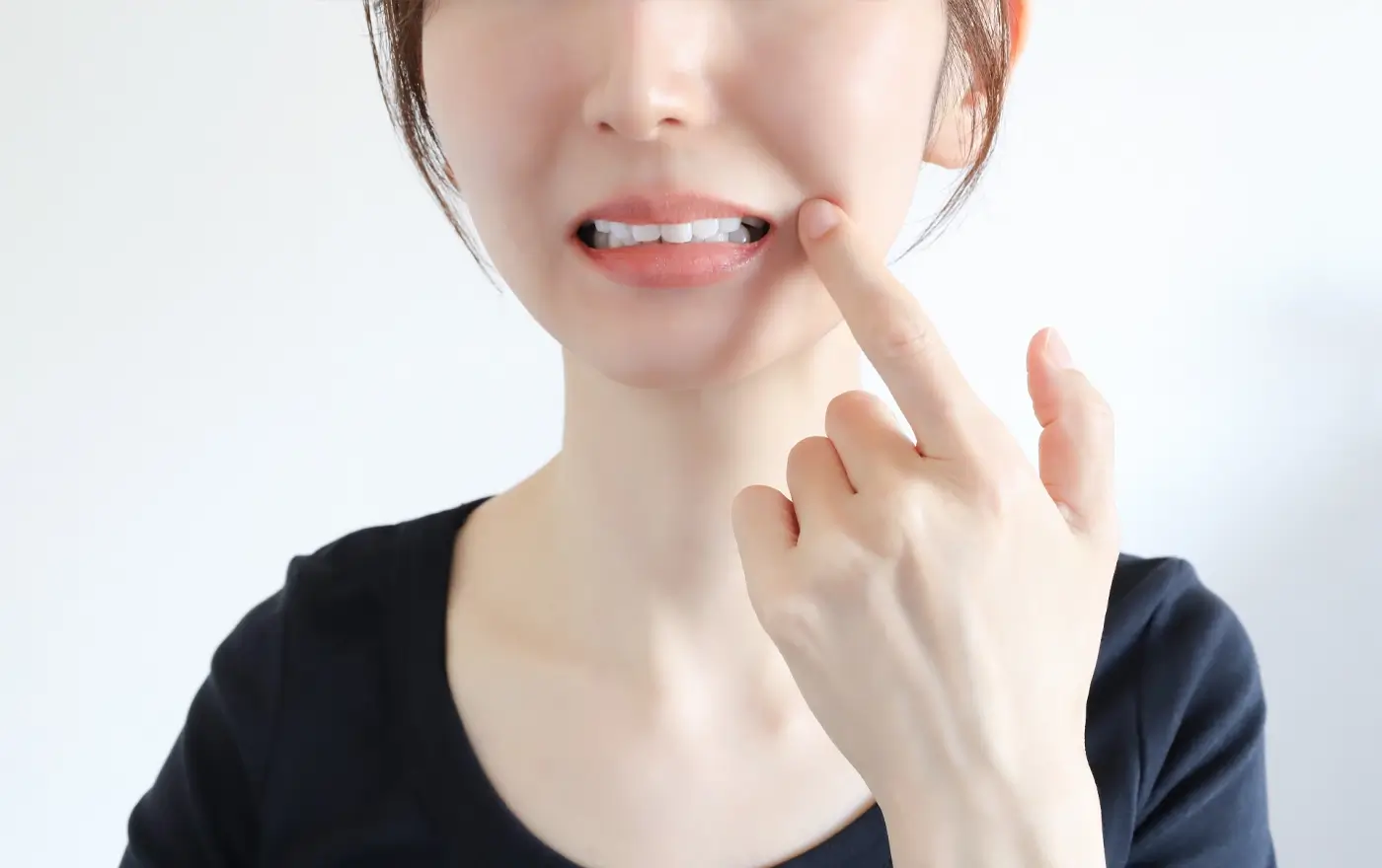 硬いものを前歯で噛まない