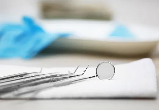 大学の咬合機能矯正学分野などの経歴、日本矯正歯科学会所属などがあるか